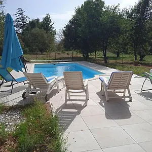 https://maison-calme-avec-piscine-entouree-de-son-parc.hotels-rhonealpes.com