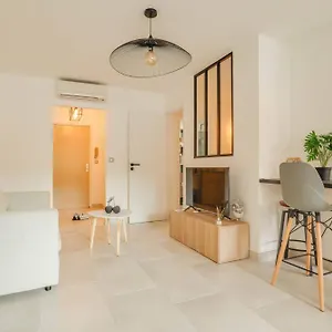 https://le-mditerrane-plein-centre-terrasse-rnov.fr-provencehotel.com